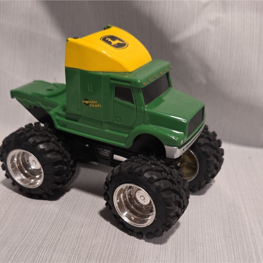 ERTL John Deere Monster Tread Truck Green & Yellow 2741WY00 4.5" / 5.75" / 3.5"